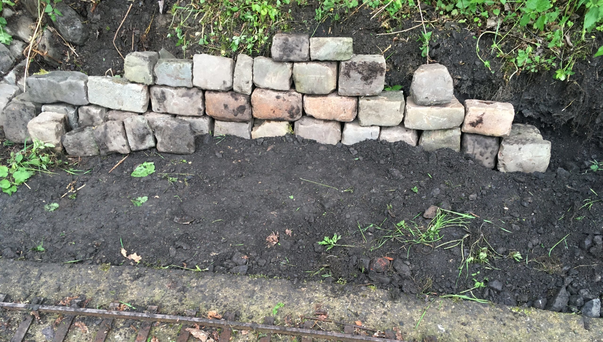 Steine an der Böschung hinter einem Gleis